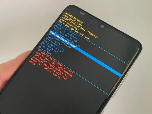 Ekran recovery Samsung. Opcja "Wipe data/factory reset" podświetlona. Pomoc w sytuacji, jak odblokowac telefon Samsung gdy zapomni sie kodu.