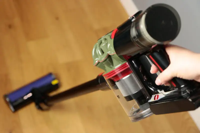 Ręka trzyma odkurzacz Dyson V8. Czy warto? Zobacz, jak łatwo sprząta podłogę.