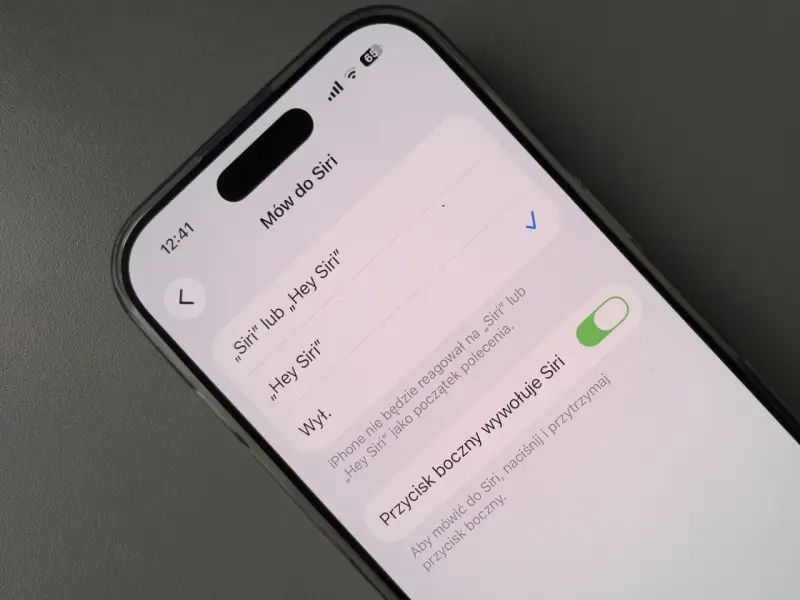 Ustawienia iPhone'a: aktywacja Siri po polsku przez komendę głosową lub przycisk boczny.